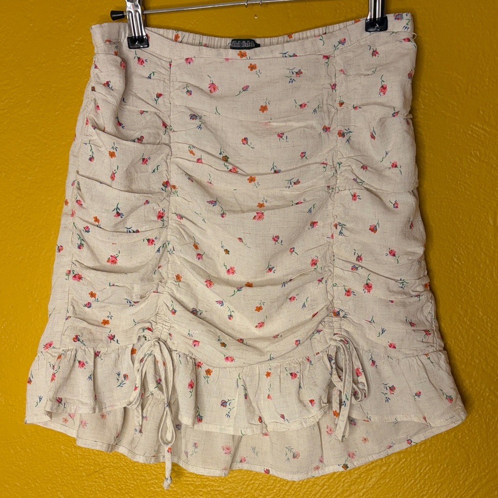 Wild Fable Cream Floral Ruched Mini Skirt Size S. amazing shape. Worn 2x.